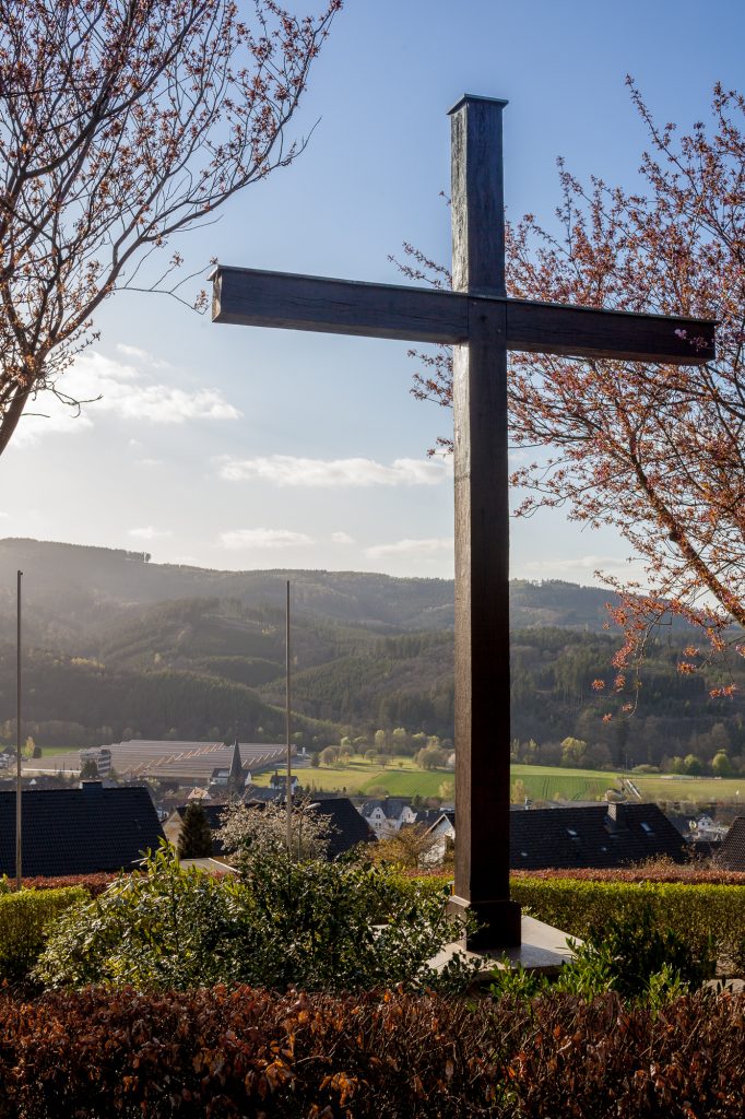 Kreuz am Ehrenmal von Achim Schnell