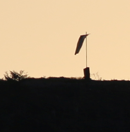 Fahne auf dem Heiligenstuhl im abendlichen Gegenlicht