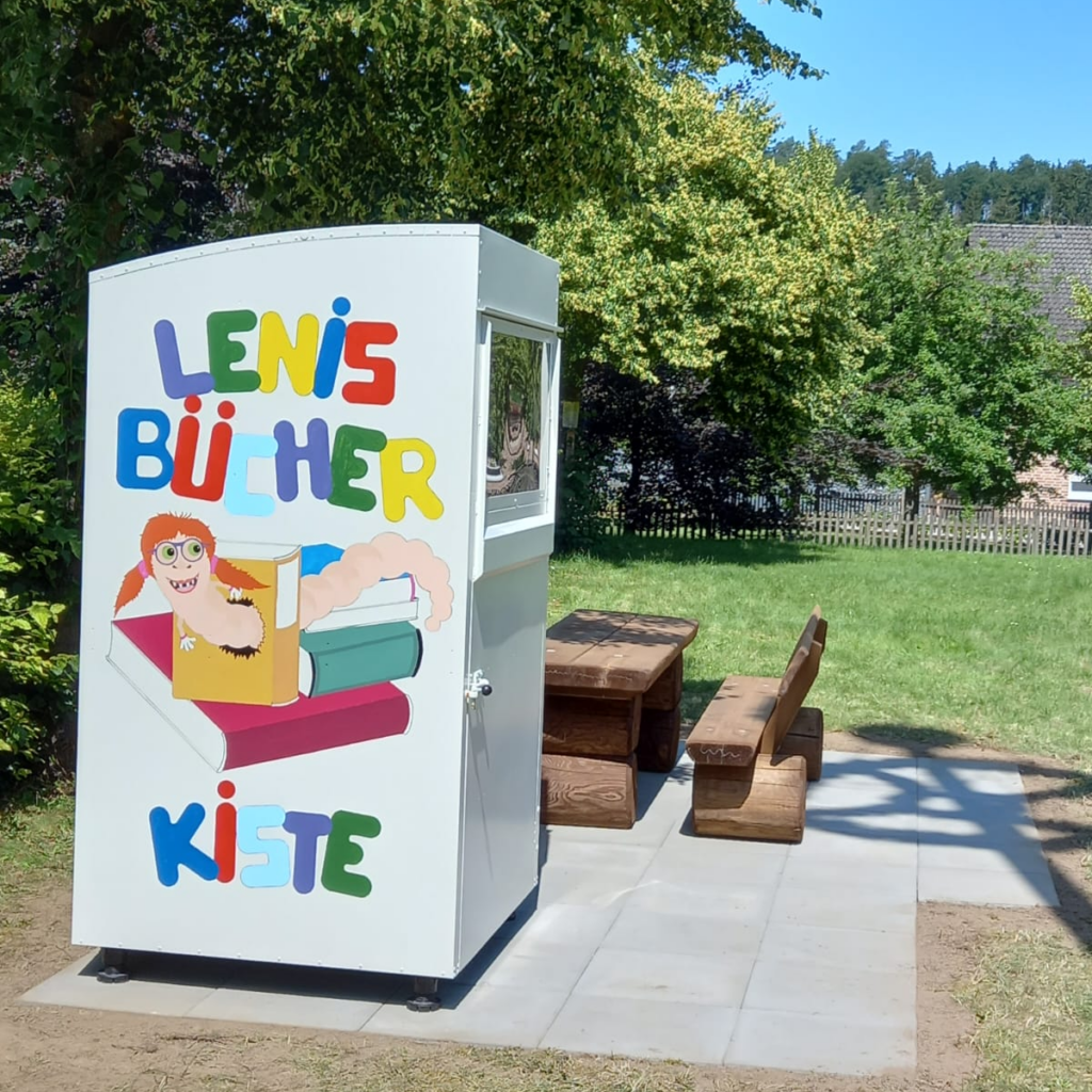 Lenis Bücherkiste auf dem Dorfplatz